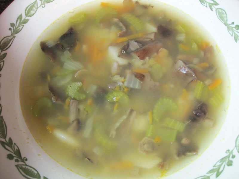 Грибной суп с фасолью, чечевицей и сельдереем