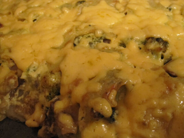 Картофельная запеканка с грибами и брокколи