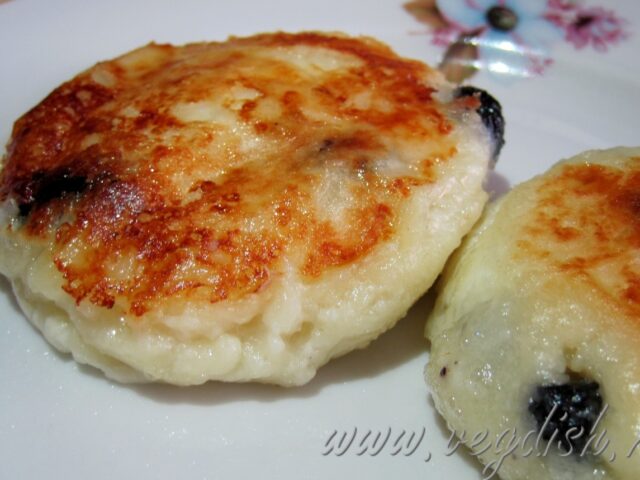 Пышные сырники с изюмом без яиц
