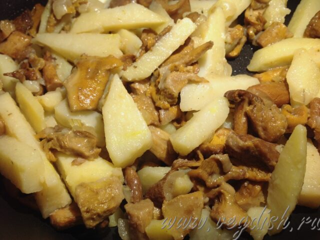 Жареная картошка с лисичками