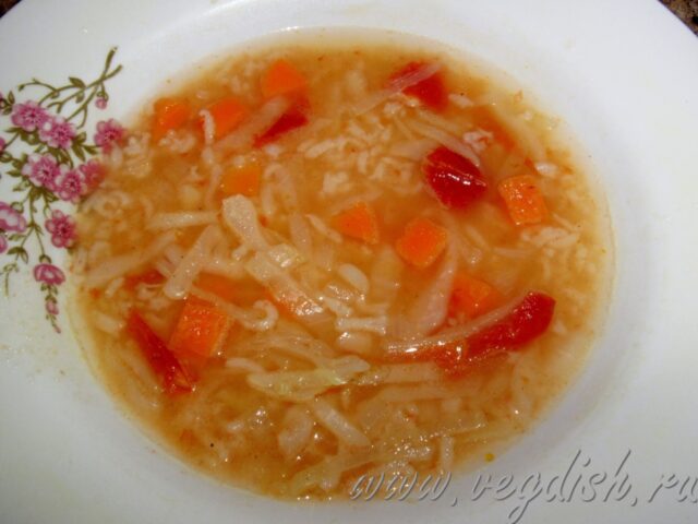 Вегетарианские щи с рисом и грецким орехом