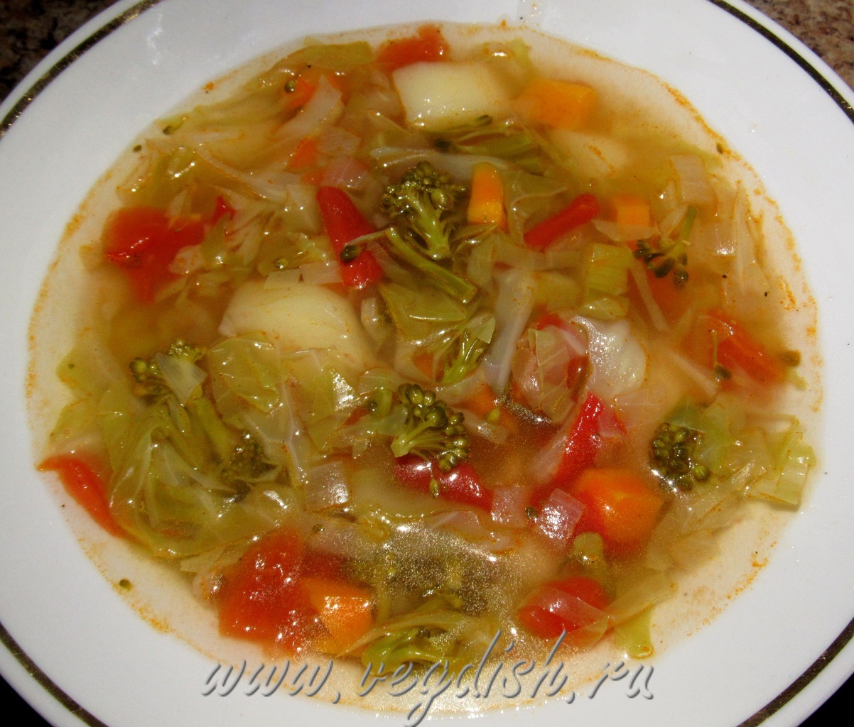 Овощной суп с капустой и брокколи