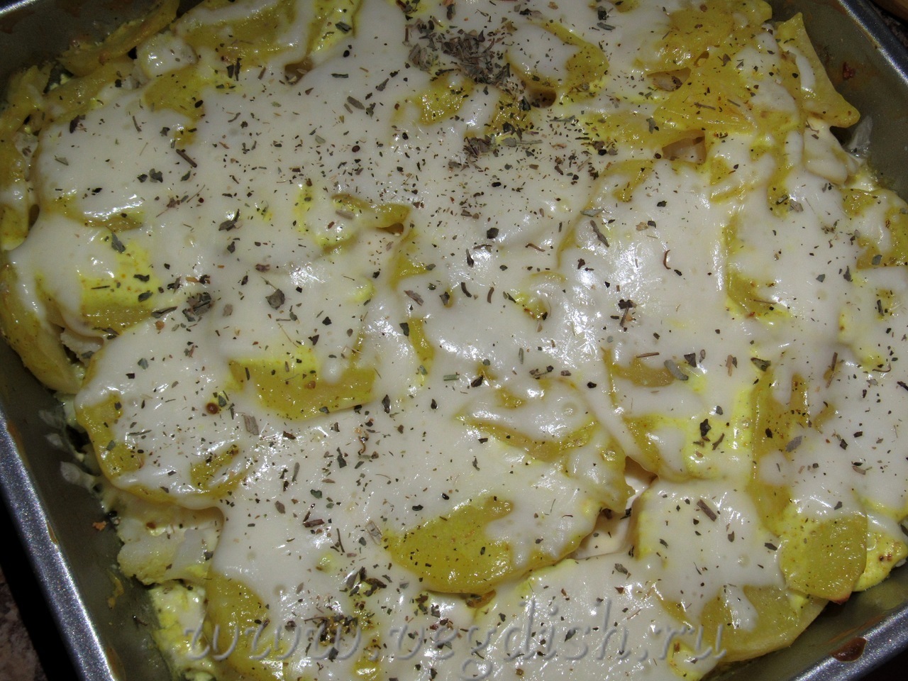Картошка по-деревенски со сметаной в духовке