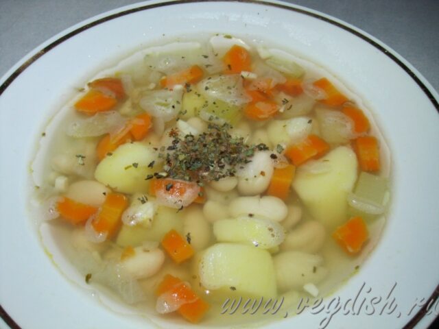 Овощной суп с фасолью и сельдереем